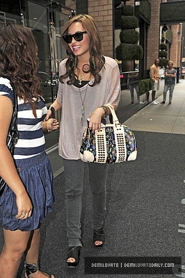 normal_006 - AUGUST 18TH - Arriving back at her Hotel in New York City