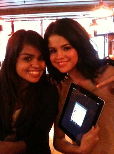 @WonderwallMSN twittering from my ipad with my cousin! - Personal Pictures xo