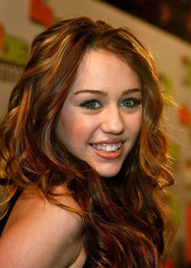 miley-cyrus_dot_com-vh1bigin06-2006dec12-arrivals-a001