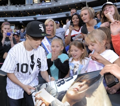 Justin Bieber throws out a ceremonial first pitch (2)
