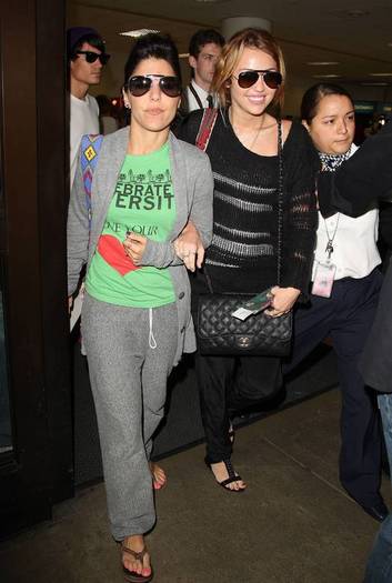 Miley-Cyrus_COM_LAXAirport_8Sept2010_24