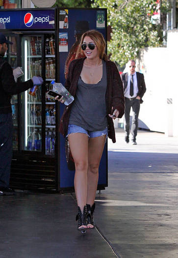 Miley-Cyrus_COM_TolucaLake_14Sept2010_17