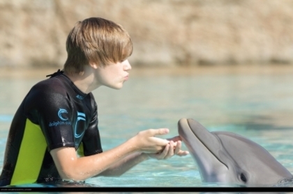 16179042_ZWOJDJITV - Justin Bieber in water with dolphin
