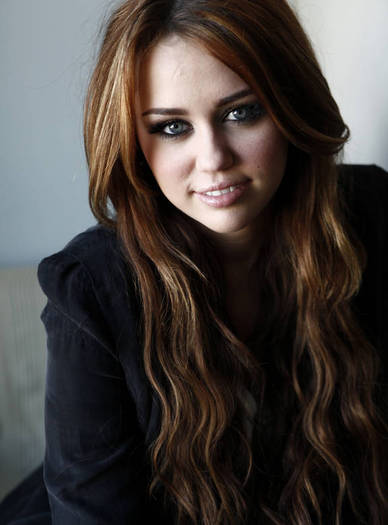Miley-Cyrus_COM_LastSongPressConference_PhotoSession_12
