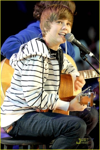 justin-bieber-we-day-04