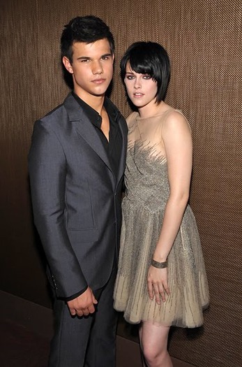 kristen-stewart-taylor-lautner-wireimage[2]