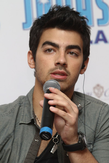 joe speacking - Me and Jonas Brothers Press Conference In Mexico City