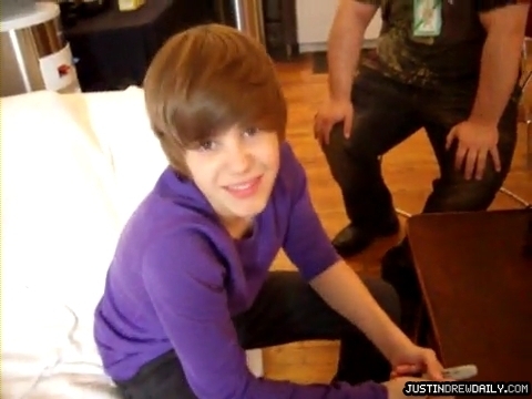 JUSTIN-BIEBER-quick-interview-before-TEEN-DREAM-mag-shoot-10-12[www_savevid_com]_mp4_000000974