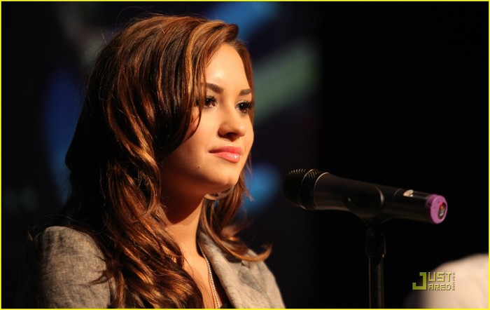 demi-lovato-jonas-chat-chicago-15