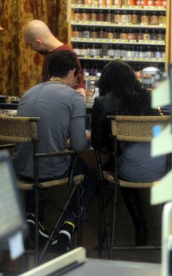 Demi and Joe at a local Grocery Store (10)