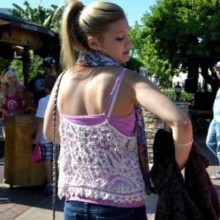 Funny pic of @realoliviaholt