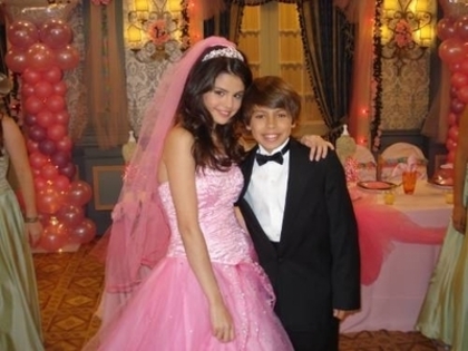 Jake-Selena-Personal-selena-gomez-and-jake-t-austin-8192556-400-300