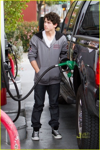 normal_nick-jonas-gas-station-04 - nick-gas station-i love these photos