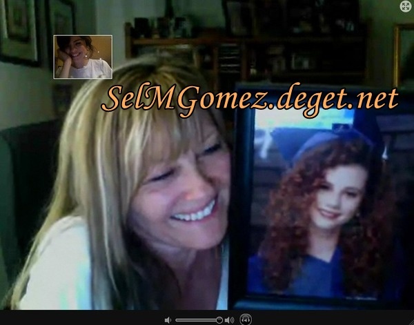 My nana showing me a picture of my mom ) I love her so much. (mom\'s going to kill me) - x New proofs 2