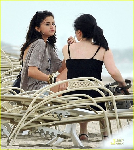 selena-gomez-miami-beach-01 - x - Selena Gomez - x