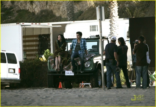 normal_joe-jonas-demi-lovato-wave-beach-05