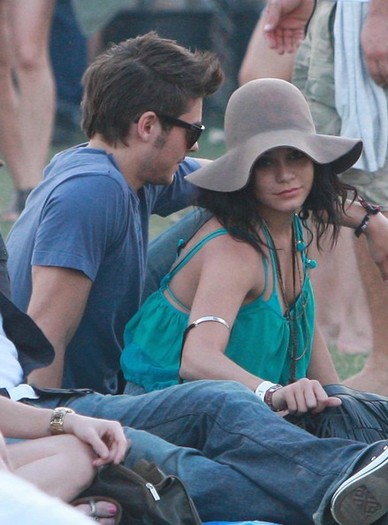 Zac+Efron+Vanessa+Hudgens+Coachella+Music+iYC20kwRfcGl