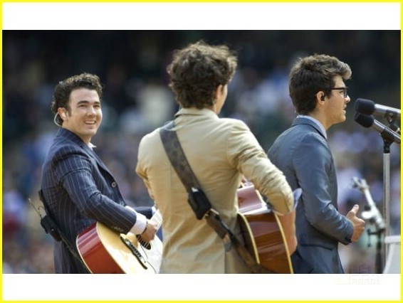Jonas-Brothers-Celebrate-Easter-at-Angel-Stadium-joe-jonas-11296094-566-426[1] - Jonas Brothers Celebrate Easter at Angel Stadium