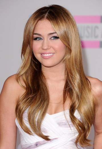 miley-cyrus-e28093-2010-american-music-awards-12