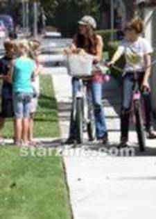 24866533_QMGPNATJG - x Emily si Miley cu bicicleta