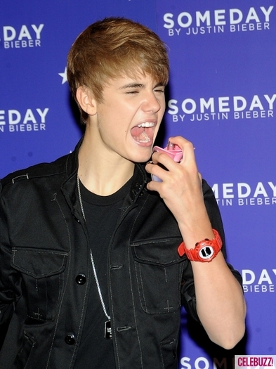 Justin-Bieber-Attacked-at-Macys-Event-in-NYC-435x580