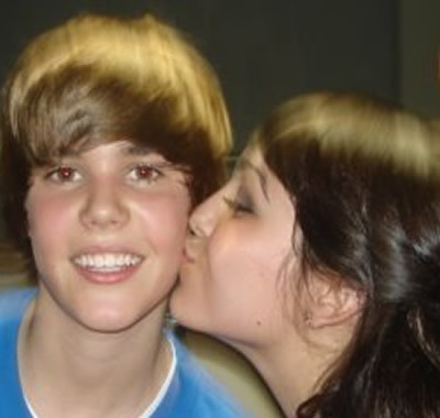 justin_bieber_kissing_girlfriend_pics_pictures_2010
