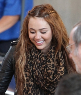 normal_06249_Preppie_Miley_Cyrus_at_LAX_Airport_8_122_519lo