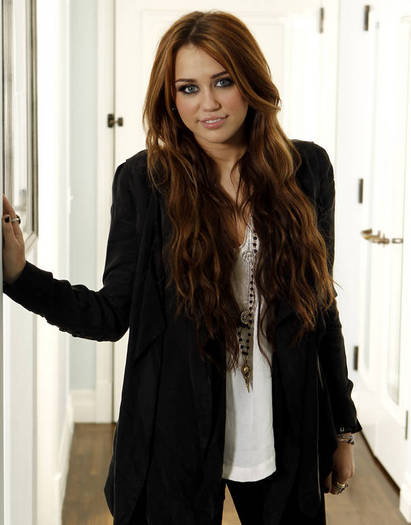 Miley-Cyrus_COM_LastSongPressConference_PhotoSession_03 - The Last Song Press Conference - March 13th 2010 - Photo Session