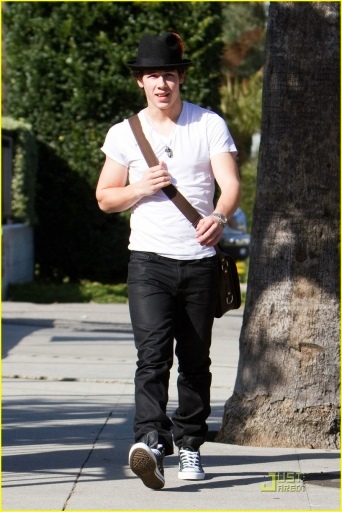 normal_nick-jonas-fedora-fresh-09