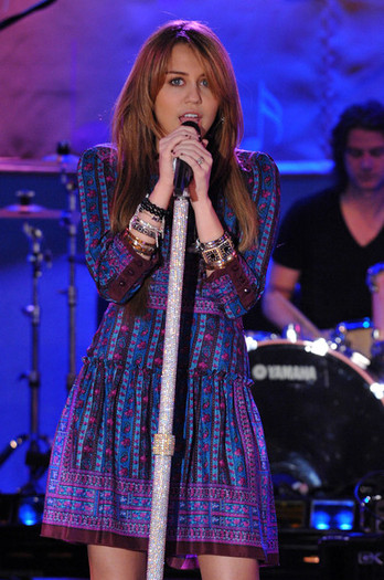 Miley Cyrus Performs ABC Good Morning America 2Lfl4CsCOfUl - miles