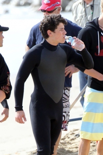 -Out-on-the-set-of-JONAS-in-Malibu-CA-3-01-nick-jonas-10684672-341-512 - yaaay-nick on the set of JONAS season 2-i think is hooot
