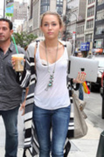 17025480_ZXKUQTXJC - Miley Cyrus in Manhattan