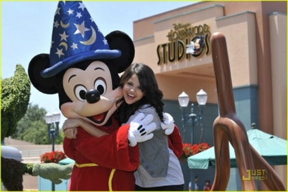 normal_selena-gomez-mickey-mouse-05