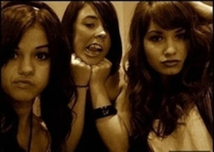 GFBJJCVOFXASUQCBSPU - me-selena and marissa