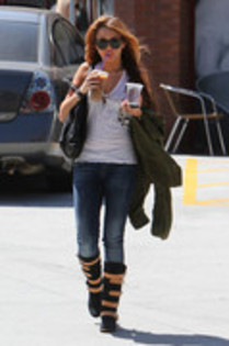 15289813_ISUJAXPUO - Miley Cyrus Drinks Coffee in Los Angeles