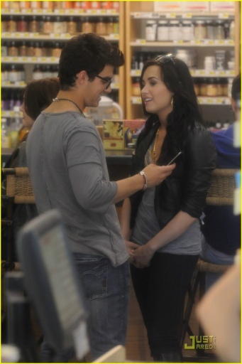 normal_LRG013 - JOE and demi-Out at Erewhon Natural Foods Market in LA-I HATE THESE PHOTOS