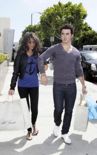normal_MQ005 - Kevin and Danielle-Out shopping in Beverly Hills