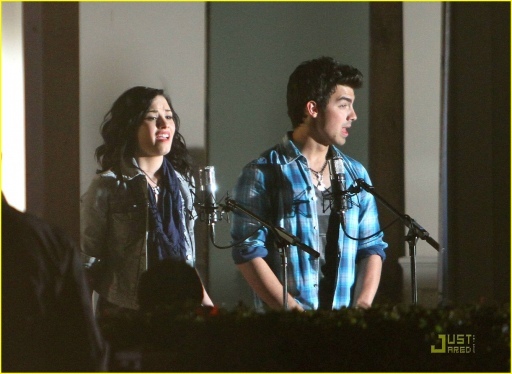 normal_joe-jonas-demi-lovato-wave-beach-03