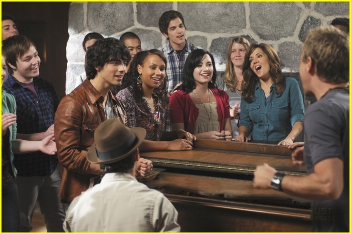 New-Camp-Rock-2-stills-camp-rock-2-13453673-700-467