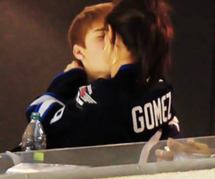 tumblr_ltj4f52VrF1qg60ado1_500_thumb - x - Sweet Kisses For Selena Gomez At Hockey - x