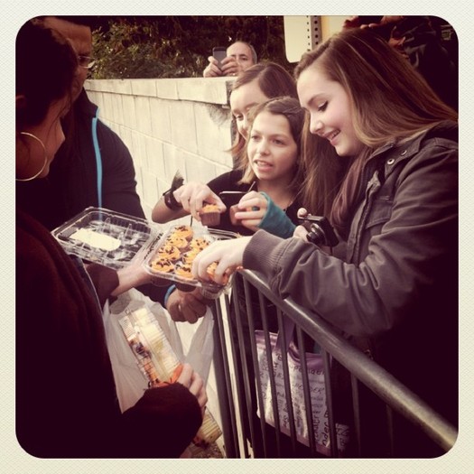 Giving cupcakes ... :)