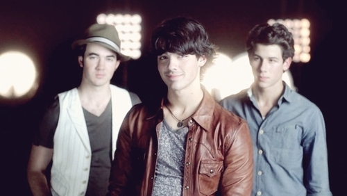 Camp-Rock-2-the-jonas-brothers-13538270-500-282