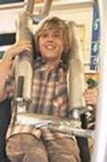 OXVYYDYSDAKZUMDNIFO - Dylan  Sprouse  and  Cole  Sprouse