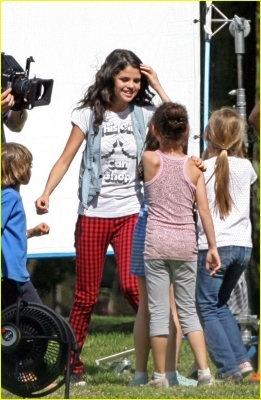 normal_selena-gomez-miley-cyrus-07