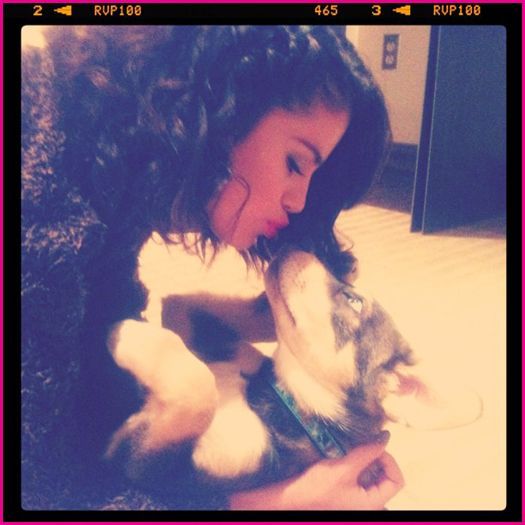 Selena-Gomez-Kissing-Baylor