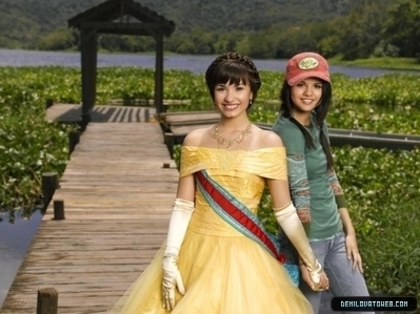 Princess-Protection-Program-Photoshoot-demi-lovato-6441490-399-299