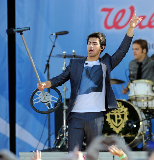 Jonas+Brothers+Demi+Lovato+Perform+ABC+Good+JqsHnMGKDfml