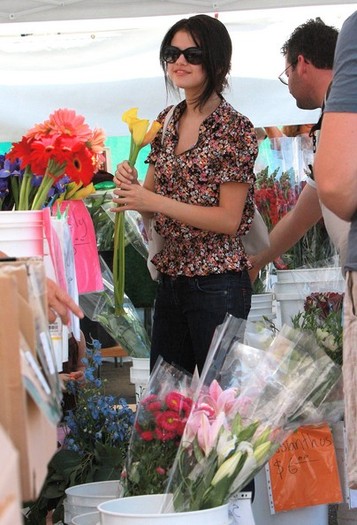 Selena+Gomez+Family+Out+Farmers+Market+fnxo0UYA6Xsl