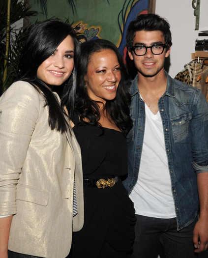 JW_JoeDemiBoutique_0428-009 - JOE and Demi-Joe and Demi at the Revival Boutique Opening