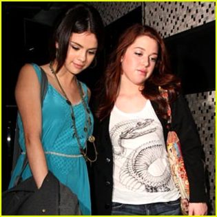 selena-gomez-jennifer-stone-east